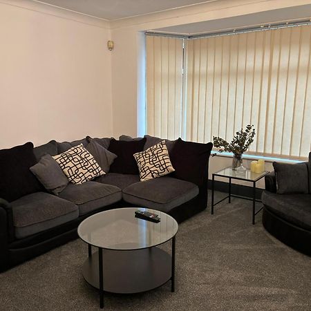 Cozy 3 Bed Home In Halifax With Secure Parking - Long & Short Stays Welcome! Eksteriør billede