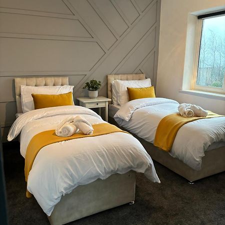 Cozy 3 Bed Home In Halifax With Secure Parking - Long & Short Stays Welcome! Eksteriør billede