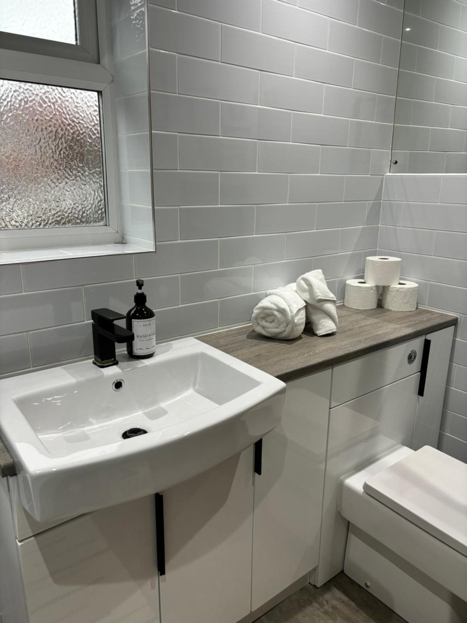 Cozy 3 Bed Home In Halifax With Secure Parking - Long & Short Stays Welcome! Eksteriør billede