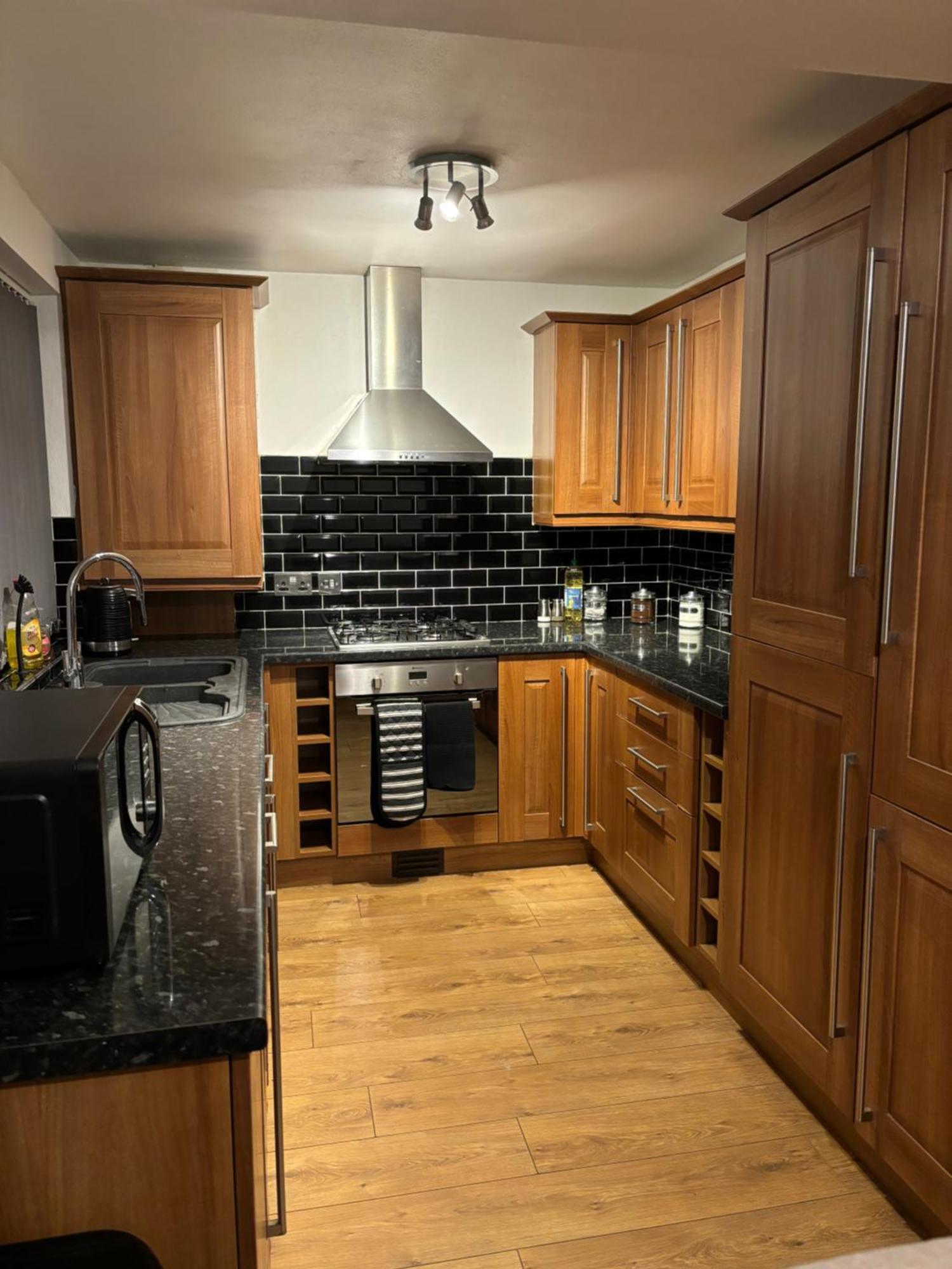 Cozy 3 Bed Home In Halifax With Secure Parking - Long & Short Stays Welcome! Eksteriør billede