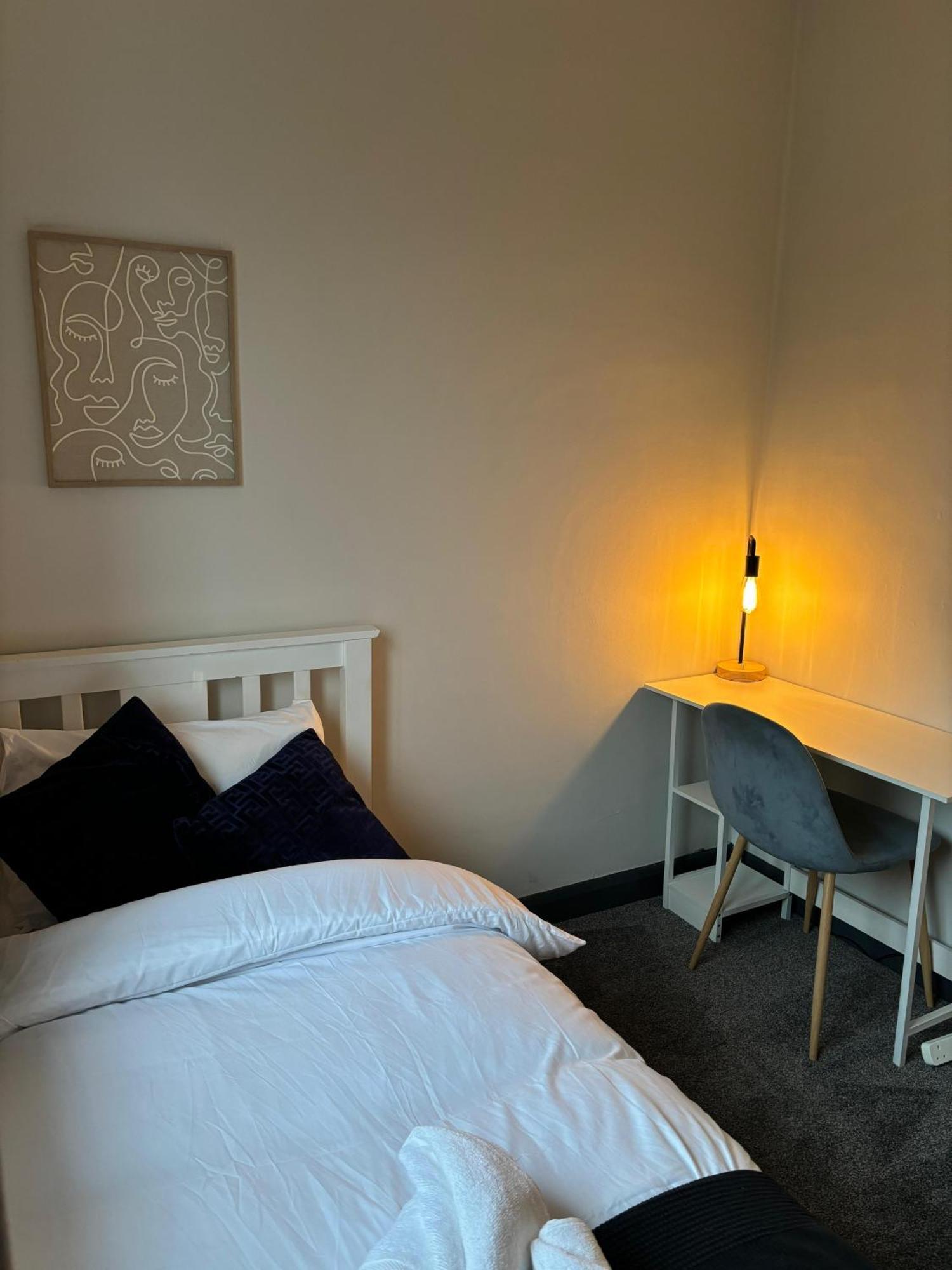 Cozy 3 Bed Home In Halifax With Secure Parking - Long & Short Stays Welcome! Eksteriør billede