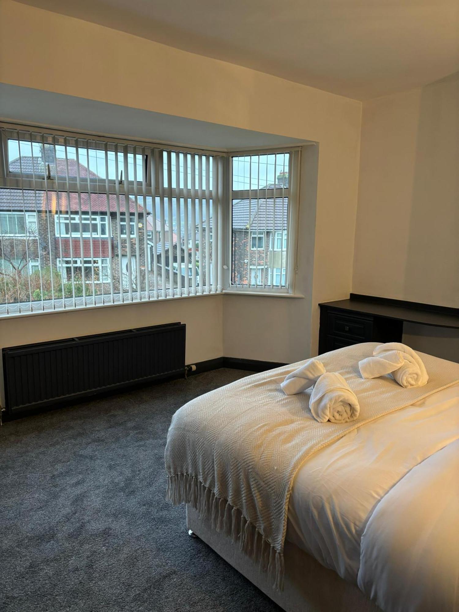 Cozy 3 Bed Home In Halifax With Secure Parking - Long & Short Stays Welcome! Eksteriør billede