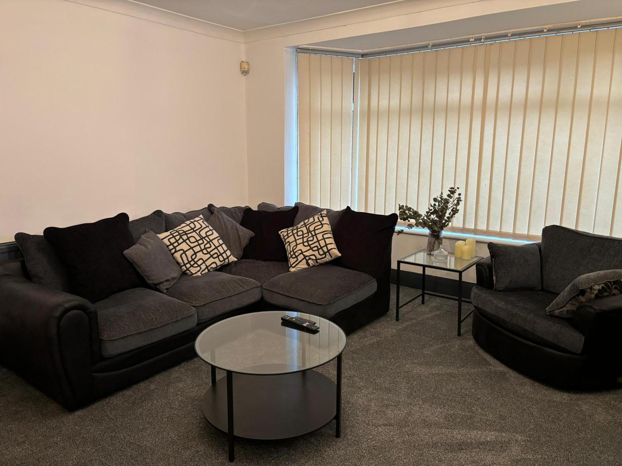 Cozy 3 Bed Home In Halifax With Secure Parking - Long & Short Stays Welcome! Eksteriør billede