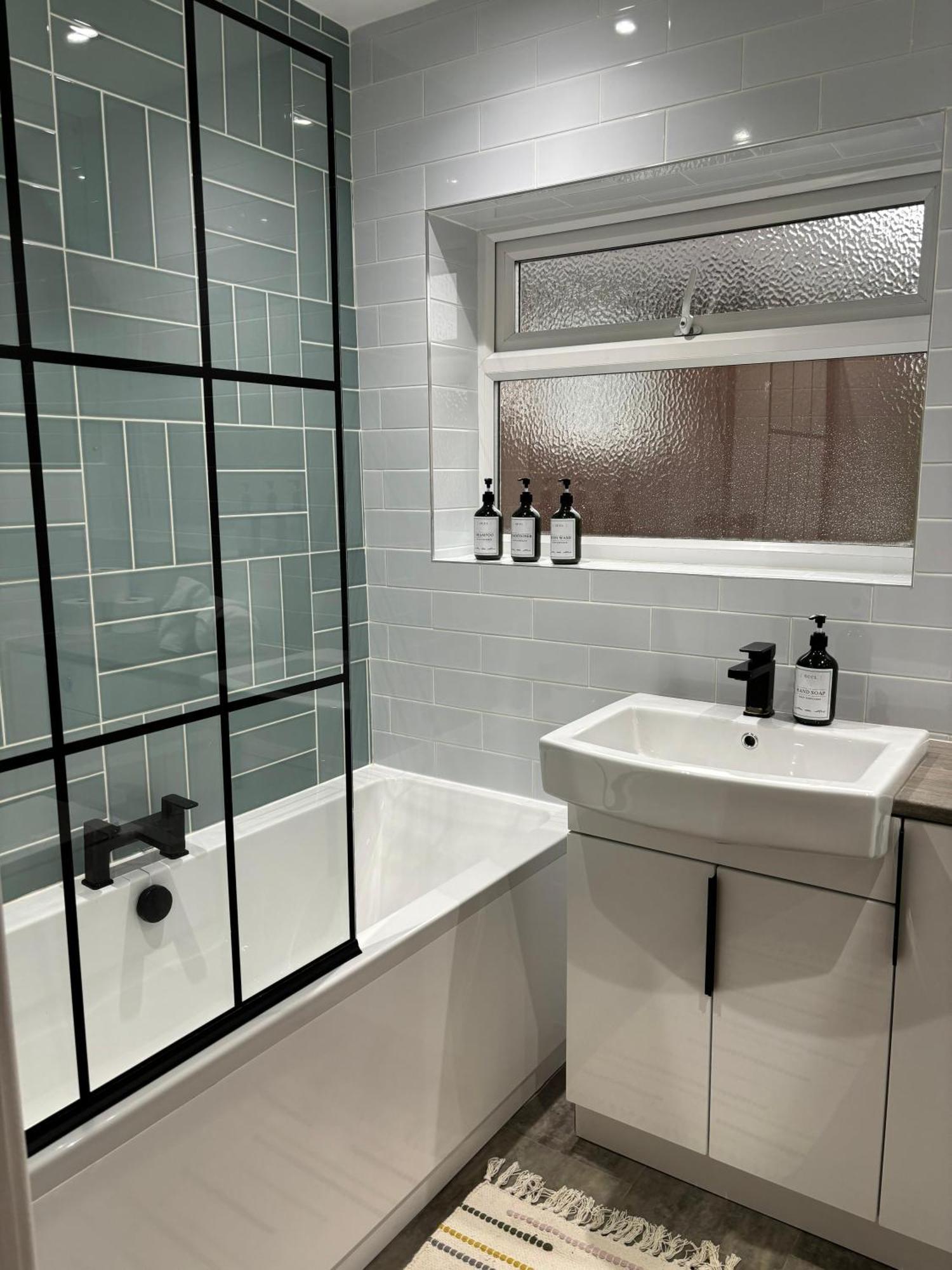 Cozy 3 Bed Home In Halifax With Secure Parking - Long & Short Stays Welcome! Eksteriør billede