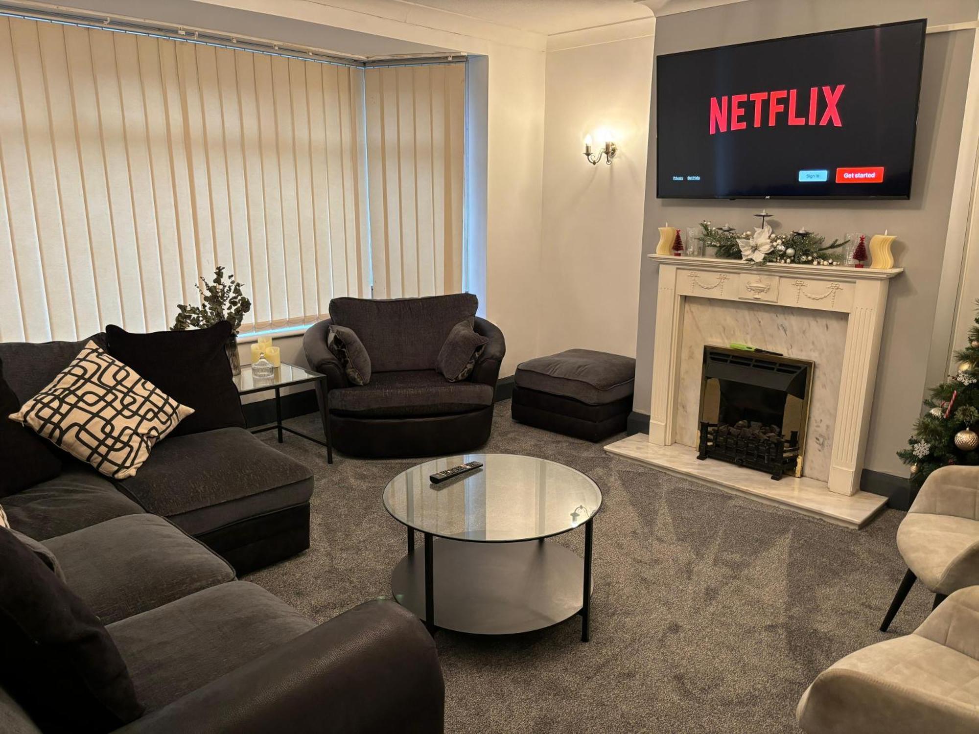 Cozy 3 Bed Home In Halifax With Secure Parking - Long & Short Stays Welcome! Eksteriør billede
